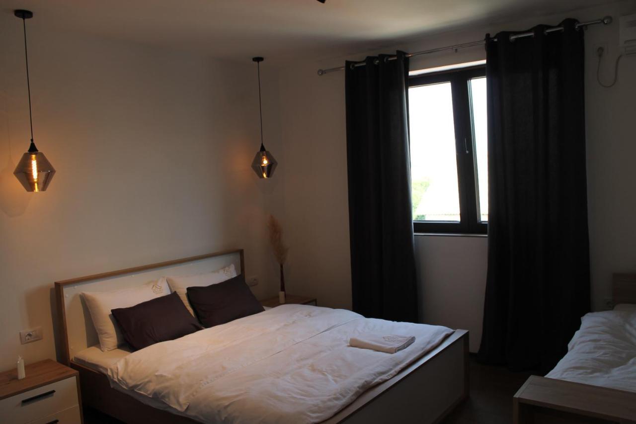 Belov Rooms And Apartments デミル・カピヤ エクステリア 写真